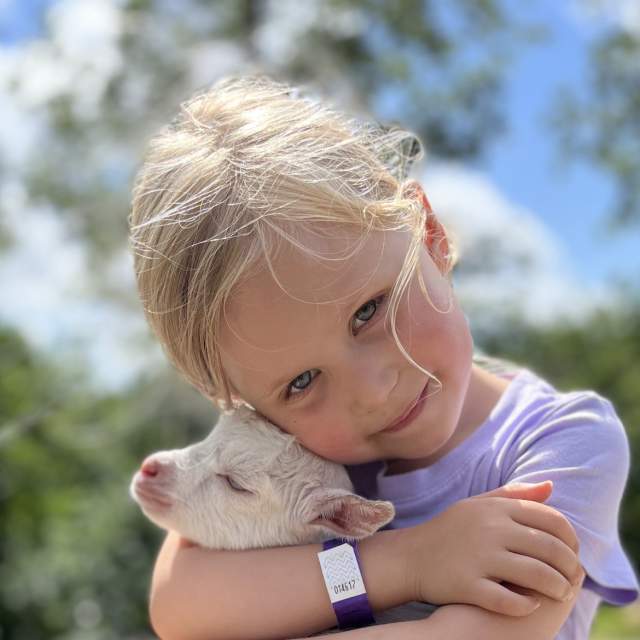 Barn med lam i fanget på Lindland gård