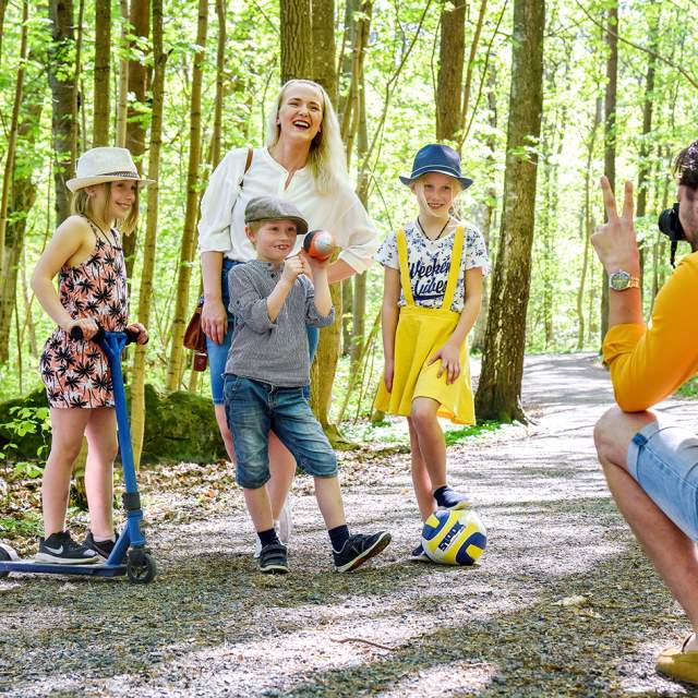 Familie på gåtur i Albyskogen en sommerdag i Moss