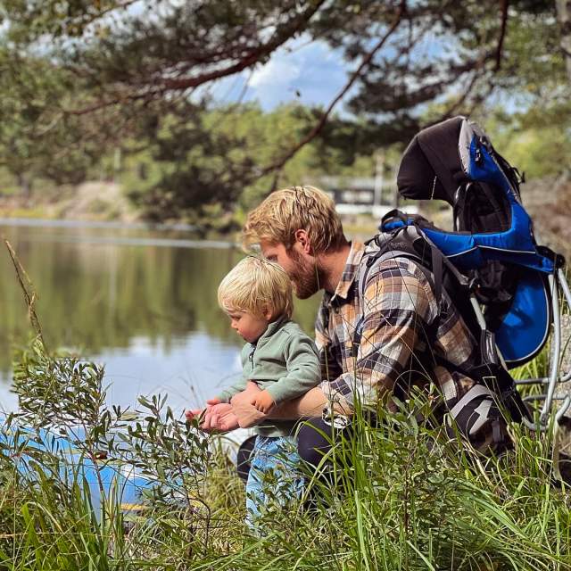 Far og sønn går Trollstien i Halden