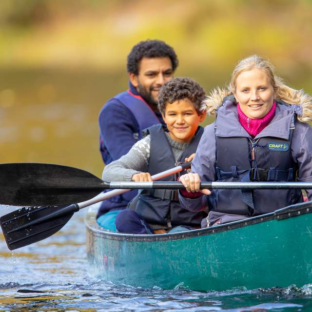Familie som padler i kano i Børtevann i Sarpsborg, i Østfold.