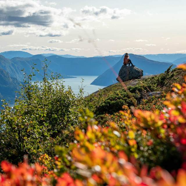 Hiking to Børesteinen, Luster