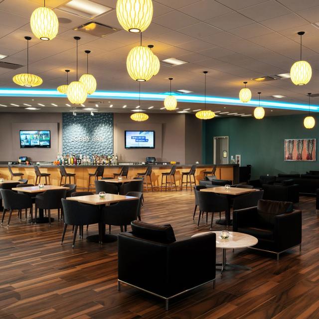 Avanti Palms Resort and Conference Center lobby bar