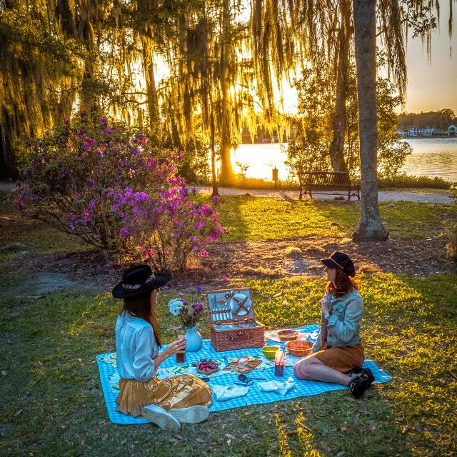 2021 Influencer Nakiesa Faraji-Tajrishi having a picnic at Kraft Azalea Garden in Winter Park