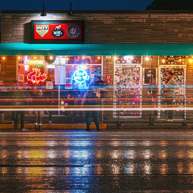 Night shot of Will's Pub in Orlando's Mills 50 district