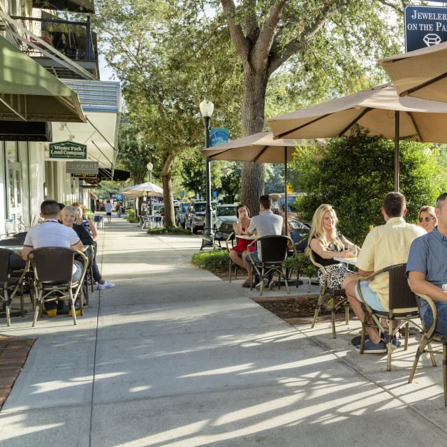 Outdoor dining on Park Avenue