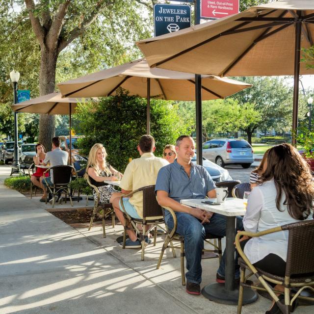 Outdoor dining on Park Avenue