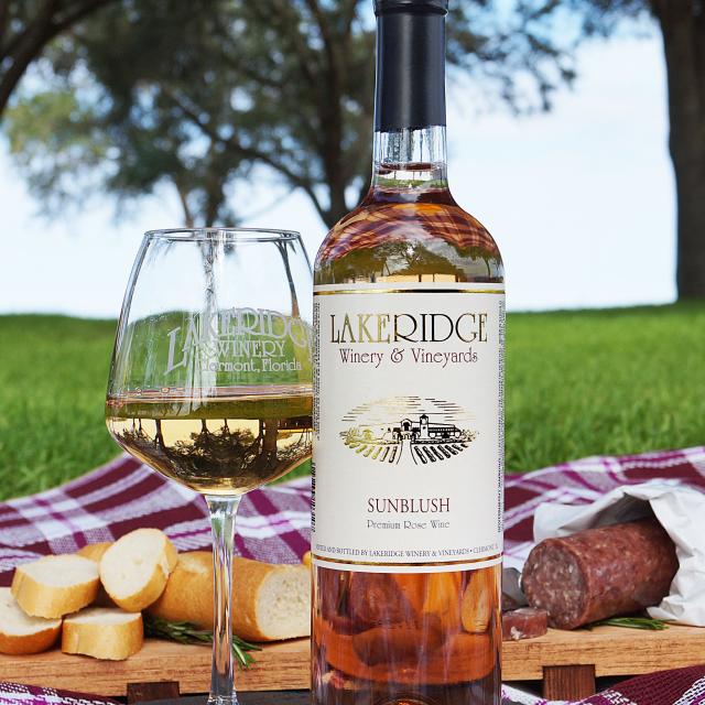 Lakeridge Winery & Vineyards sunblush wine picnic