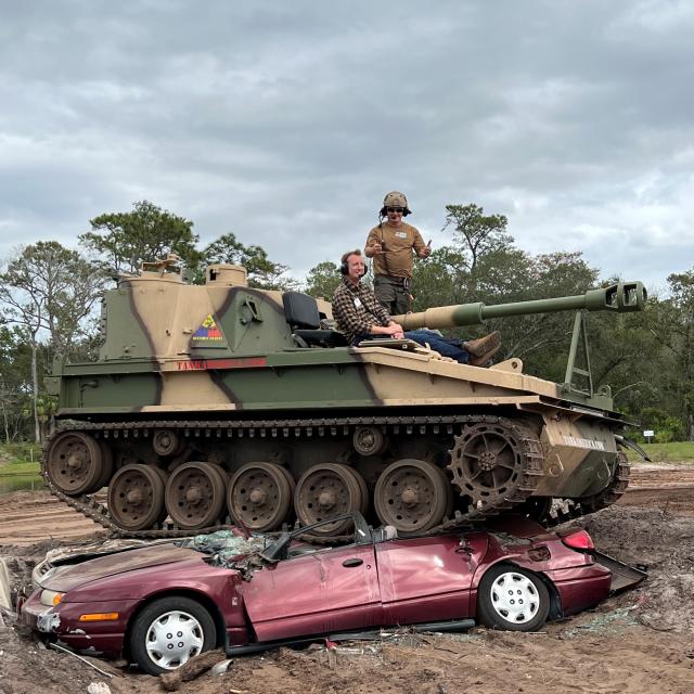 Tank America Media Event tanque em cima de um carro esmagado