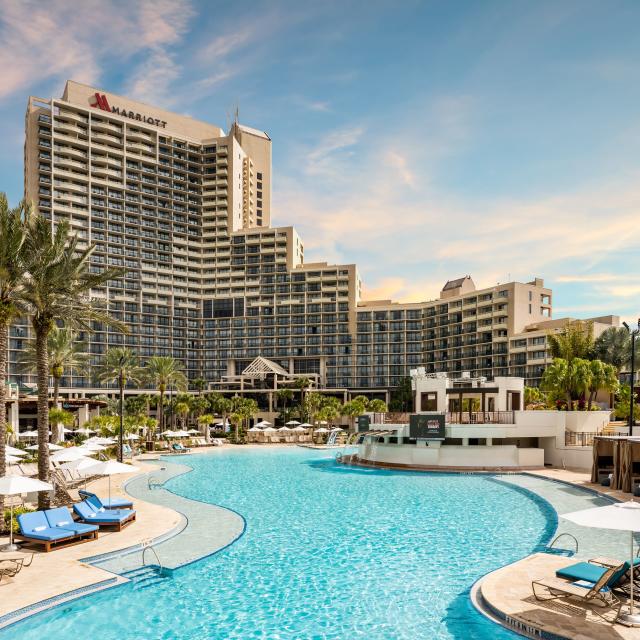 Ao lado da piscina no Orlando World Center Marriott em Orlando, Flórida.