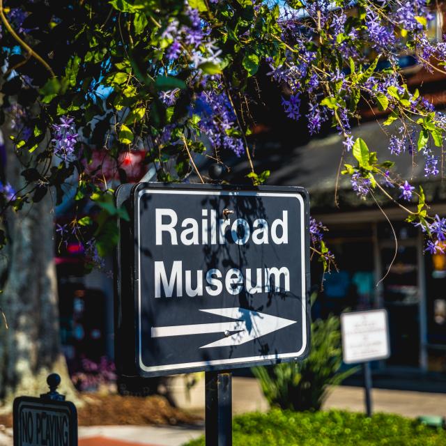 A sign pointing to the Railroad Museum in downtown Winter Garden