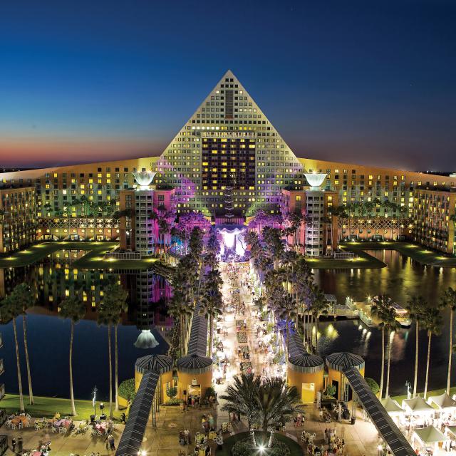 Una vista aérea de Walt Disney World Swan y Dolphin Resort de noche