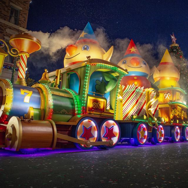 Holiday parade at Universal Orlando Resort 2021