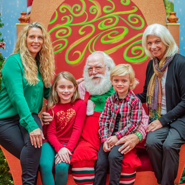 The Mall at Millenia family getting picture with Santa