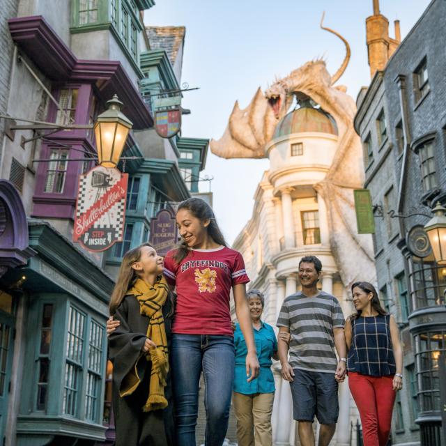 Una familia camina por el Callejón Diagon, parte de The Wizarding World of Harry Potter en Universal Studios Florida.