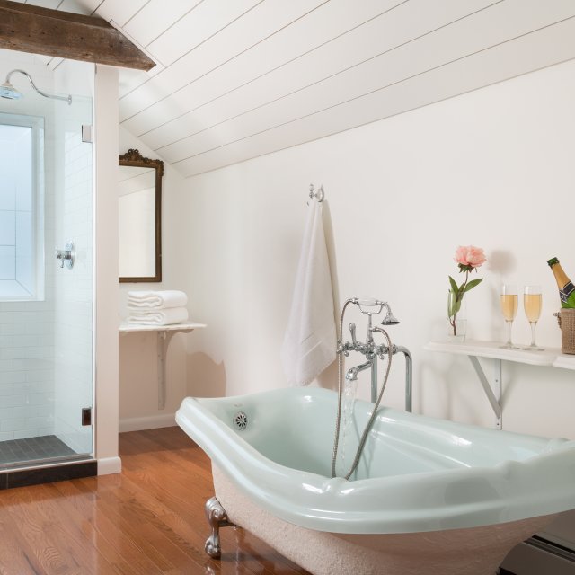 Enjoy a relaxing hot bath at Silver Birches Resort