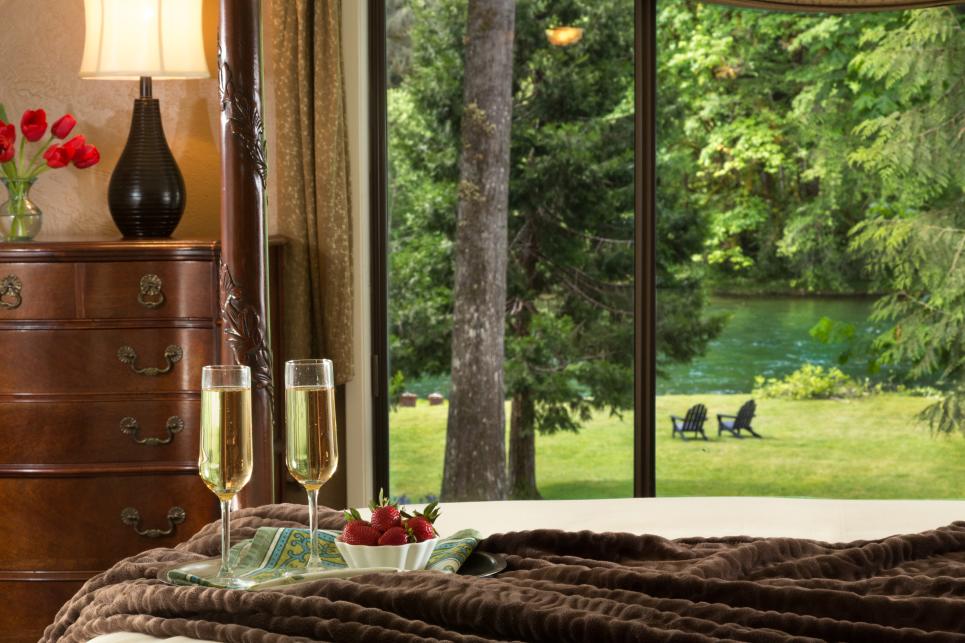 Eagle Rock Lodge Champagne Welcome by Jumping Rocks Photography