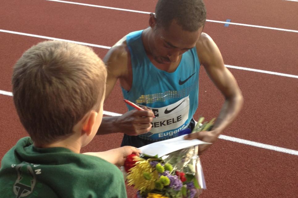 Child getting track autograph