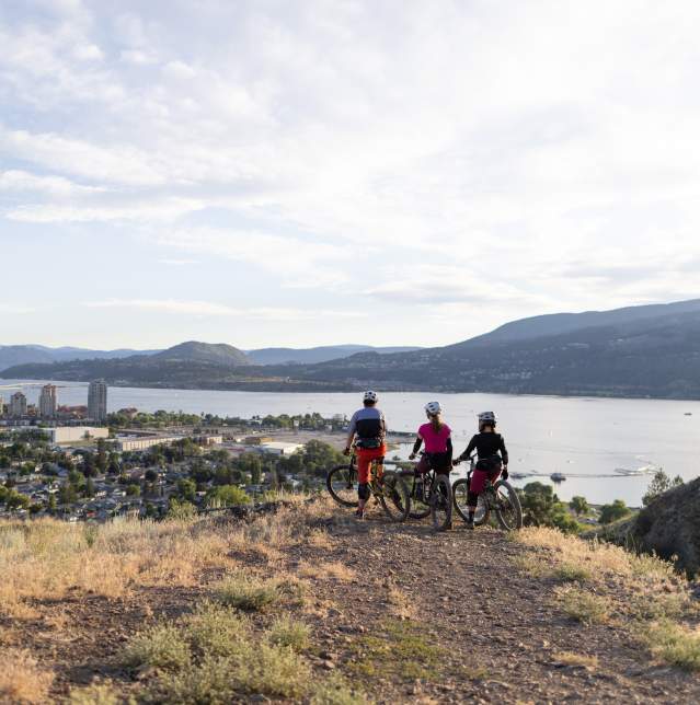 Mountain_Bikers_at_Shale_Trail_Lookout_at_Knox_Mountain_2_
