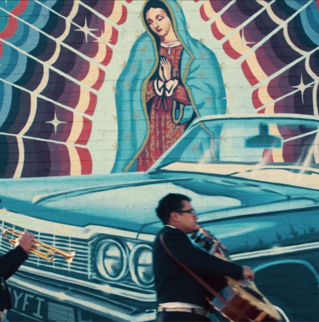 Mariachi in front of La Doce mural