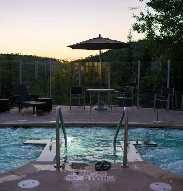 Outdoor Pool/Hottub at Eagle Ridge Resort