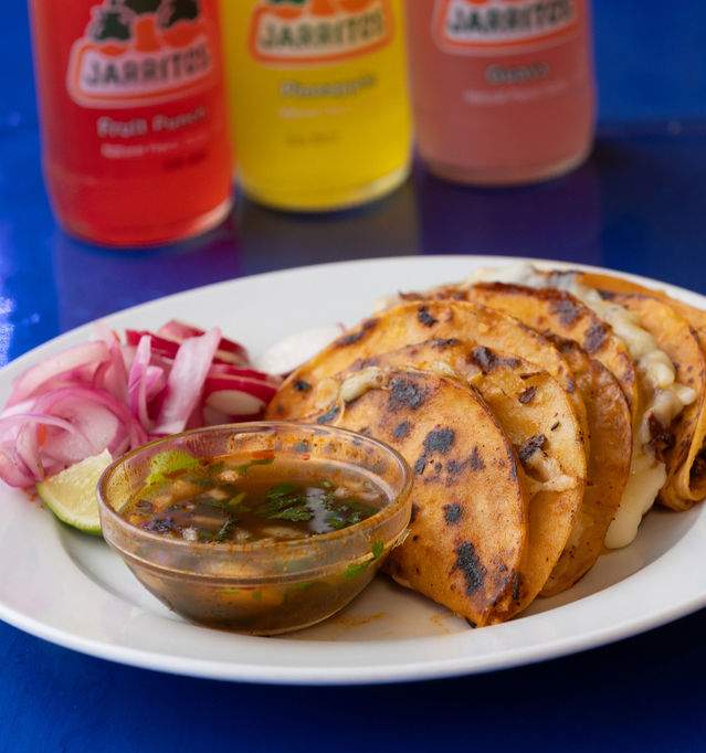 Birria Tacos y Consomé