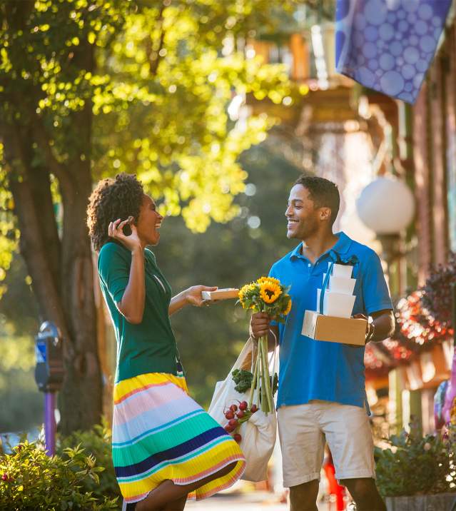 Couple shopping in Downtown Carlisle