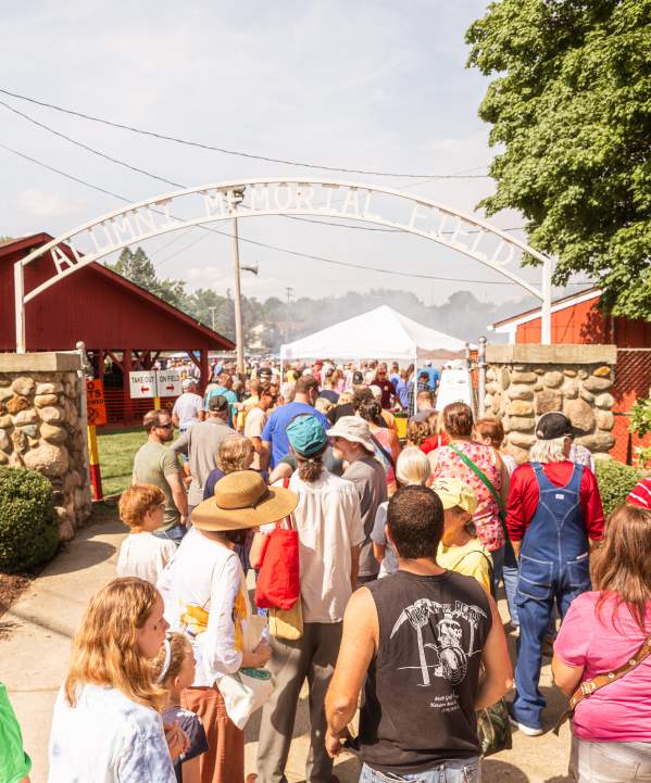 Crowds walking into the Manchester Chicken Broil