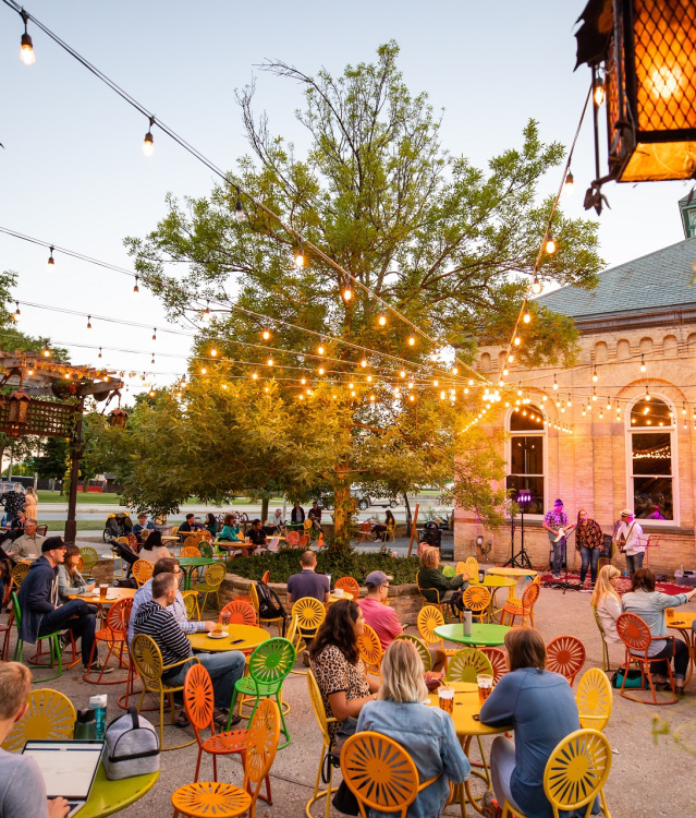 The patio of Colectivo at the Lakefront as a band performs at dusk