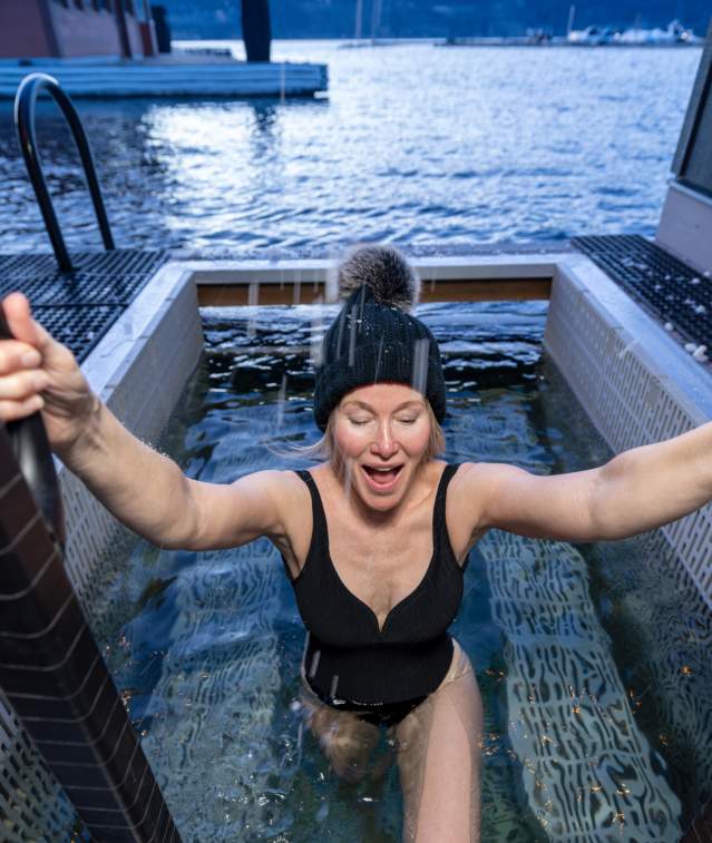 Lake_Cold_Plunge_at_Loyly_Floating_Sauna_3_