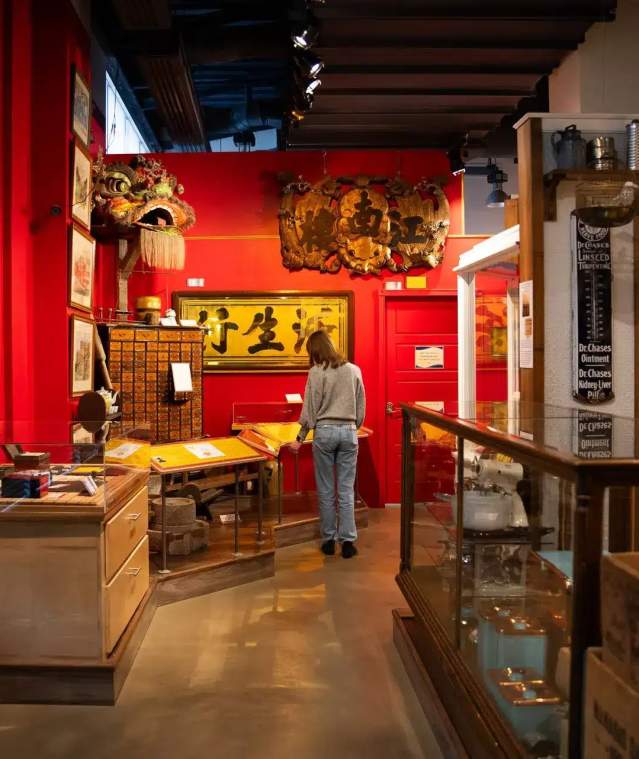 A person looking at the Chinese exhibit at the museum.