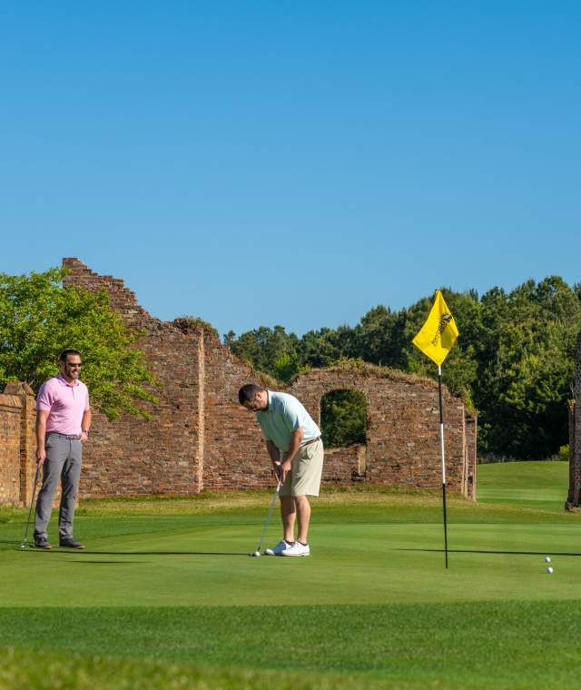 Golfers putting at Barefoot Resort