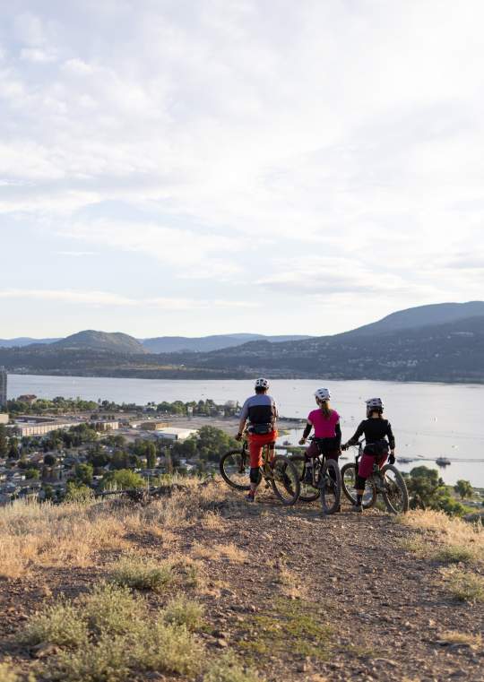 Mountain_Bikers_at_Shale_Trail_Lookout_at_Knox_Mountain_2_