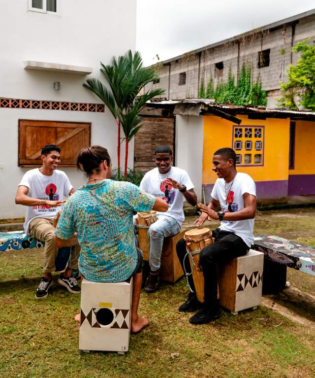 Two studdents learning afro music lesson at La Escuelita del Ritmo in Portobelo