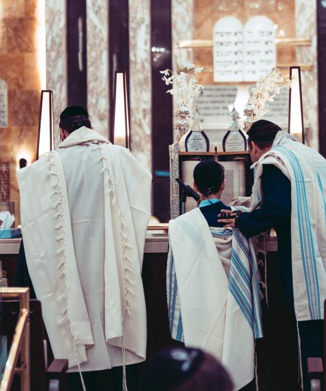 Traditional Jewish ceremony in a Panamá City synagogue, part of the country's cultural and religious tourism.