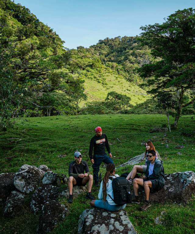 Travelers hiking the El Pianista Trail, Boquete, Chiriquí Province, Panamá