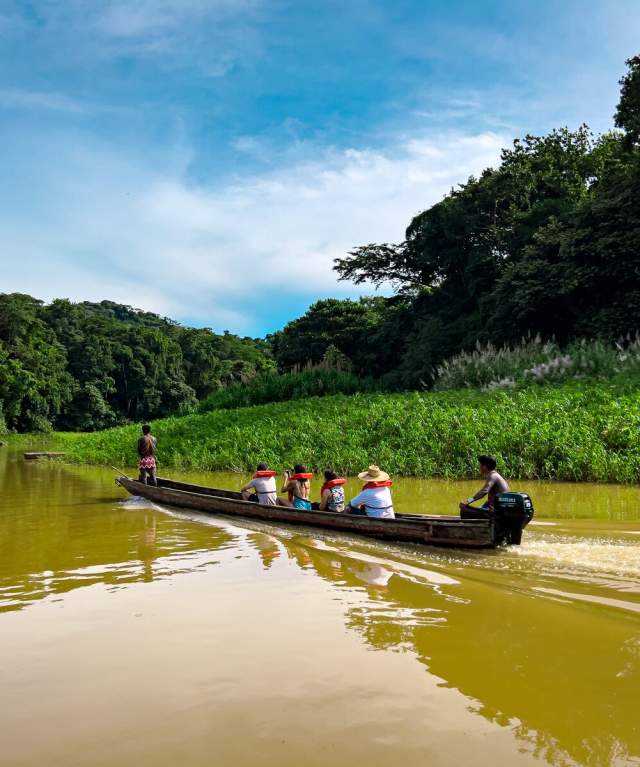 Comunidad Emberá-Wounaan navegando en piragua por río en la selva de Panamá