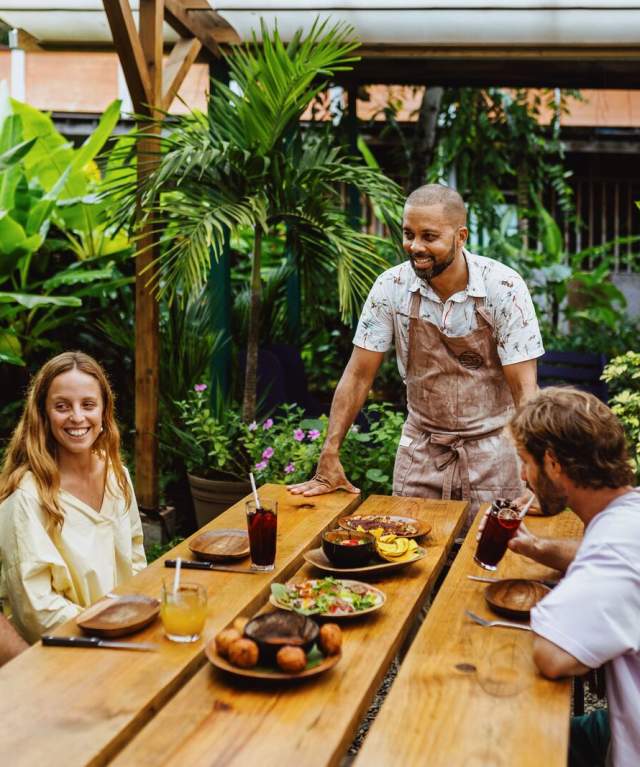 Chef dando la bienvenida a turistas en un restaurante de comida típica afroantillana en Bocas del Toro, Panamá
