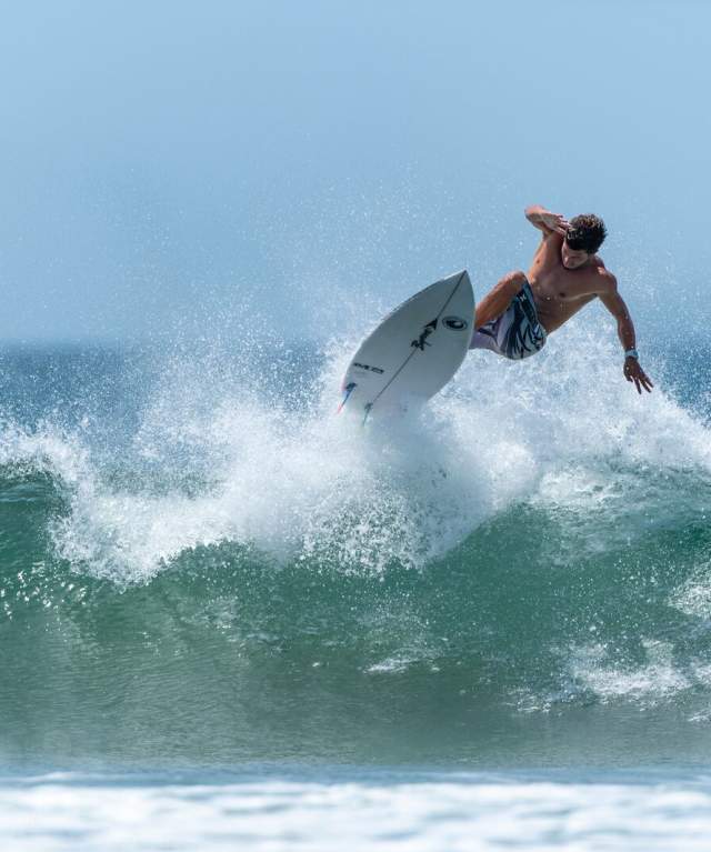 Surfista en Playa Venao, Azuero, provincia de Los Santos, Panamá.