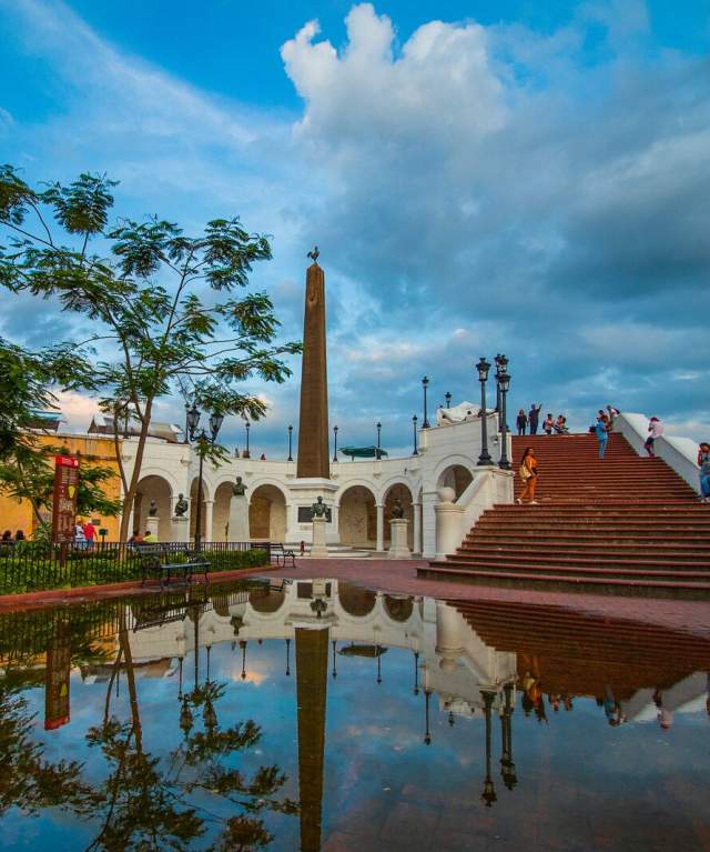 A beautiful view of the Las Bovedasa, featuring the Obelisco and surrounding colonial architecture