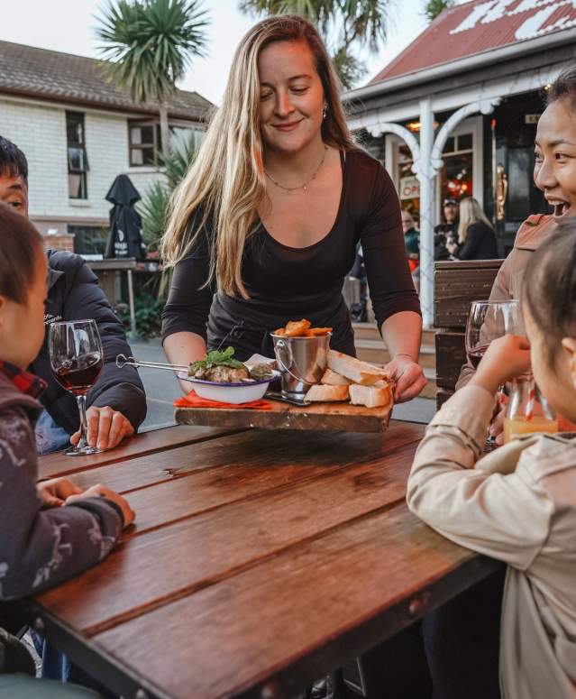 Redcliff Cafe, Te Anau