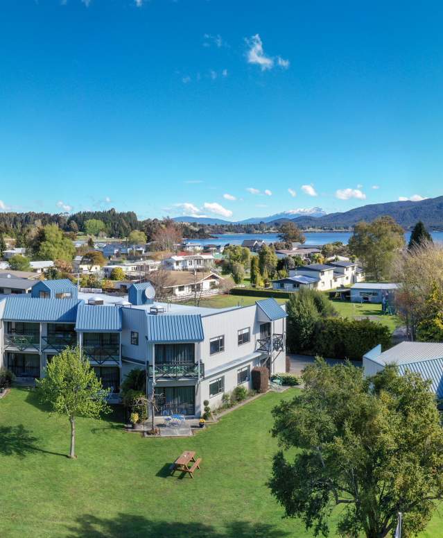 Motels in Fiordland with Lake View