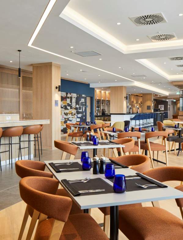 tables chairs in Courtyard by Marriot restaurant