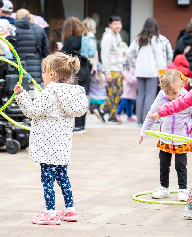 Woodbury Lakes Harvest Hop with kids trying the hoola hoop.