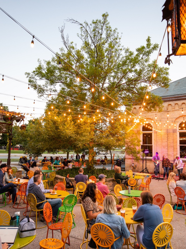 The patio of Colectivo at the Lakefront as a band performs at dusk
