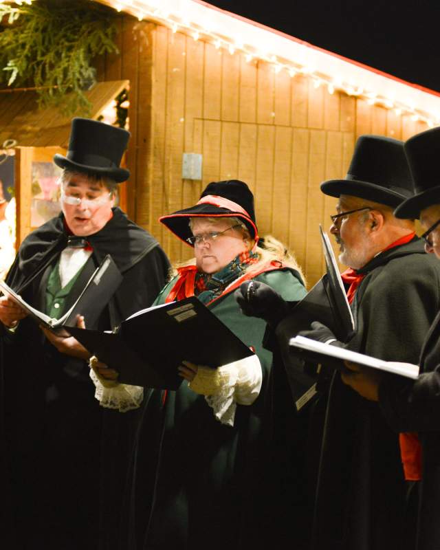 Carolers singing at Kerstmarkt