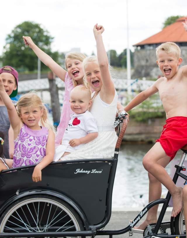 Barn på sykkel ved festningen i Kristiansand