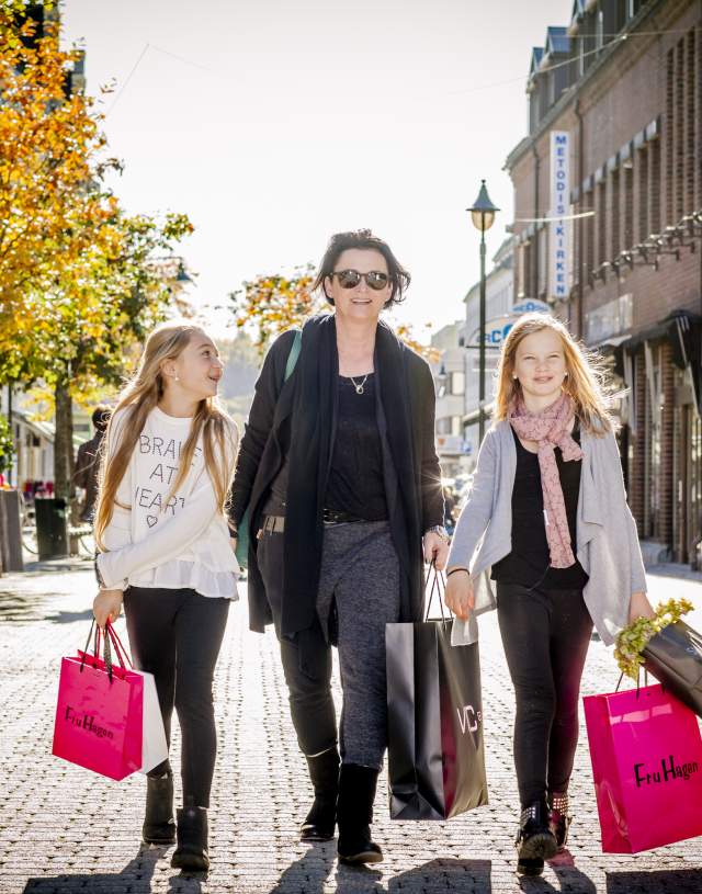 Mor og døtre på shopping i Hønefoss