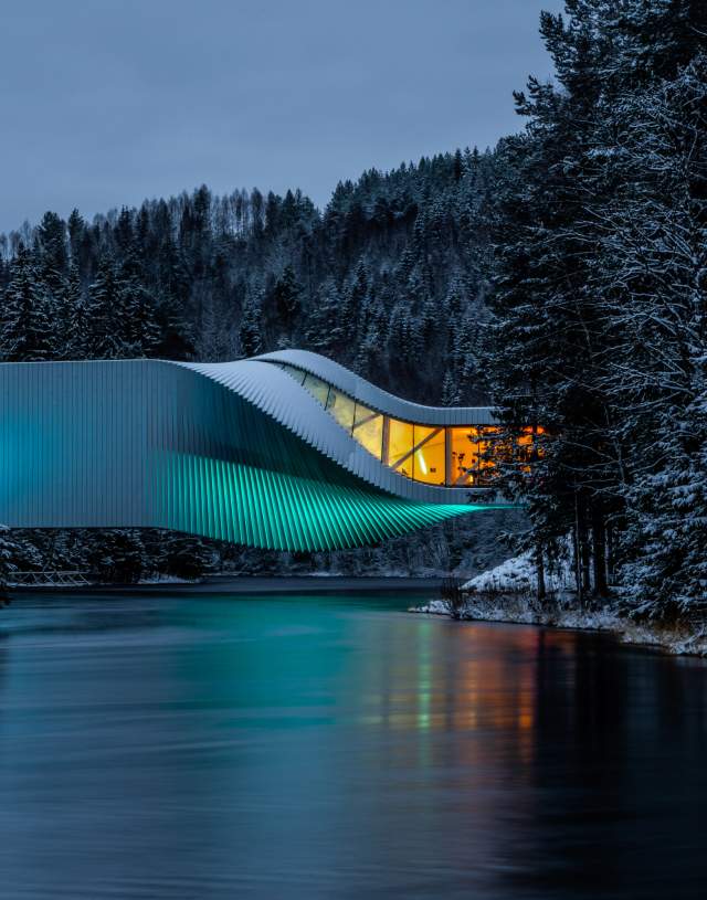 The Twist på Kistefos, sett fra vannkanten, vinter