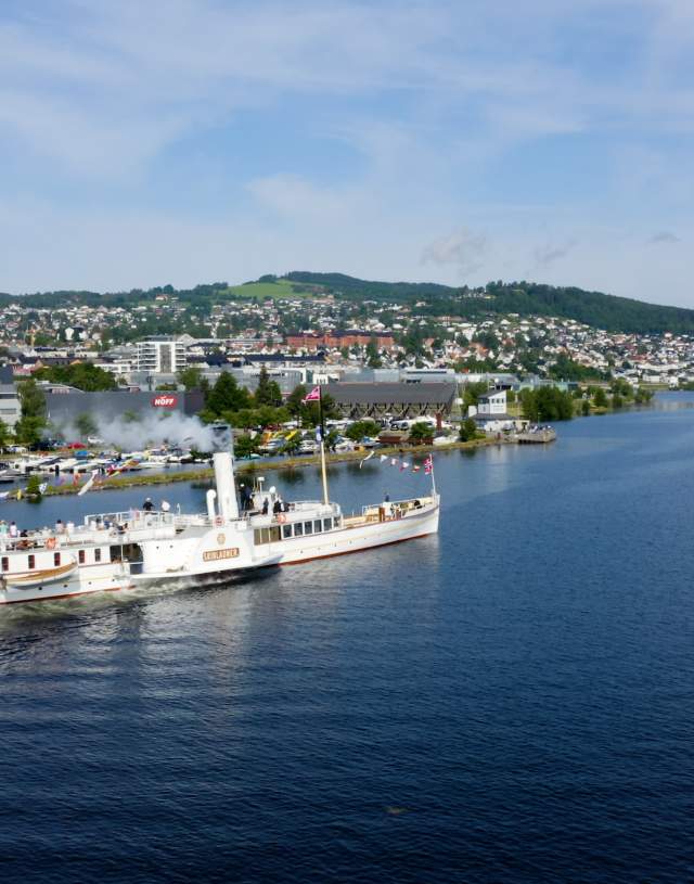 Hjuldamperen Skibladner utenfor Gjøvik