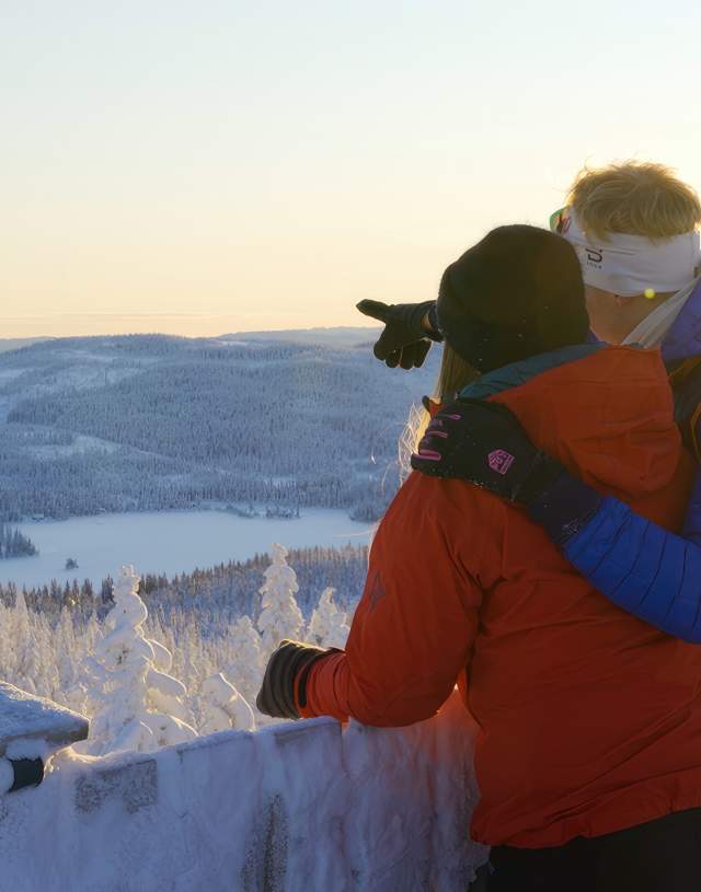 Young couple enjoying the view from the Lushaug tower at Lygna
